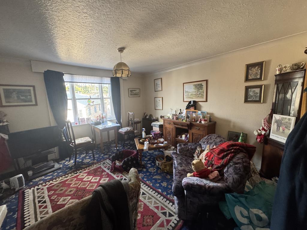 Lot: 49 - MIXED COMMERCIAL AND RESIDENTIAL INVESTMENT - Living room